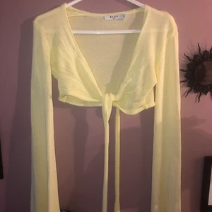 Gul kofta  - Gul långärmad kofta/topp från nakd använt en gång 