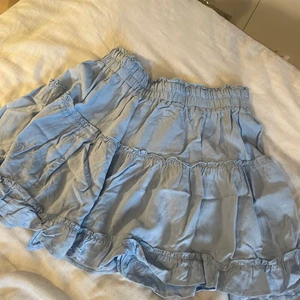 Babyblå sommarkjol - Jättesöt sommarkjol köpt från Zaful i storlek M. Dock är den väldigt stretchig och passar mer en S/M. Jättesöt med en fin sommartopp.