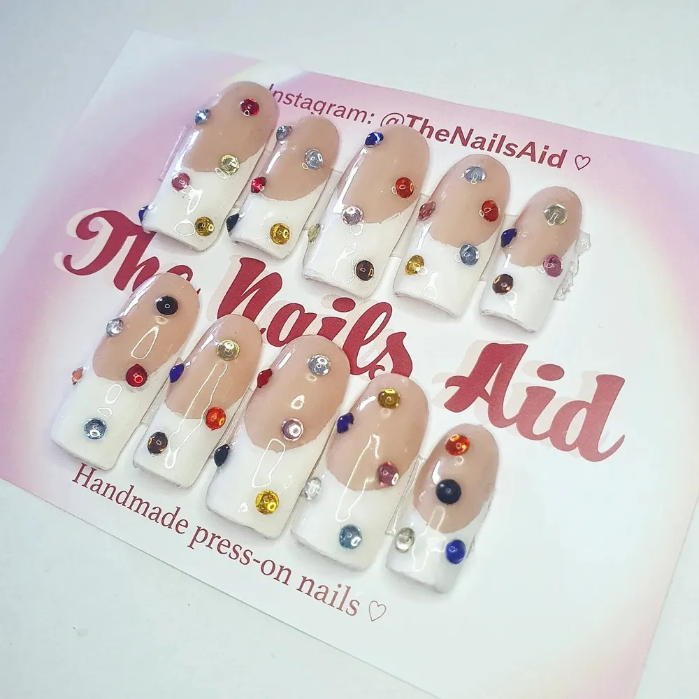 superfina handmålade naglar i fransk manikyr med färgade stenar! 💗  • Kolla in @TheNailsAid på instagram för fler designs och detaljer ! följ gärna 💗🌸 . Övrigt.