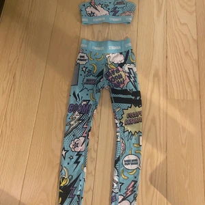 Tränings tights + matchande topp i storlek XS - Ett par tränings tights och en matchande topp till som köptes för ett tag sedan men fortfarande i nyskick. Hör av dig ifall du har fler frågor eller vill ha fler bilder, köpte tightsen för 900kr och toppen köpte jag för 400kr, men säljer det tsm för 500kr