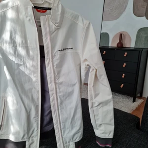 Sail Racing dam jacka  - Hej ! Jag säljer min Sail Racing jacka i storlek M, jackan är helt ny, använd endast en gång.  Jag säljer för att den är för liten för mig.   Jacka pris 500 kr.   Vi kan träffas i centrala Göteborg
