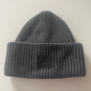 Acne mössa - Funderar på att sälja min sparsamt använda Acne mössa. Väldigt fint skick och bara jag som använt. Köpt ny för 1100 kr i Acnes butik i Stockholm så har kvitto och prislapp kvar.