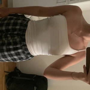 Linne med en ärm - Linne från Bikbok i storlek XS.