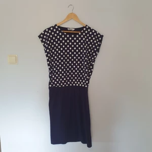 Prickig klänning - En mörkblå pryckig klänning som anpassas som en tröja på överdelen och skjol på underdelen. Använd bara 2 gånger. Storlek L 100% bomull