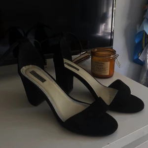 Klackskor - Svarta klackskor från Nelly i storlek 39, använda endast en gång. Klacken är ca 6cm hög.  Fraktkostnad: 20kr