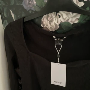 Topp monki - En helt ny och oanvänd topp från monki i storlek M. 80 kr + frakt💕