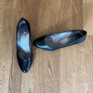 Svarta pumps  - Svarta pumps gjorda i Spanien. Sköna skor med perfekt klackhöjd.