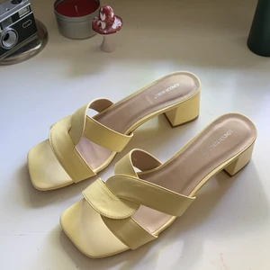 gula klackeskor  - fick fel beställning på asos så de har aldrig blivit andvända pga fel storlek