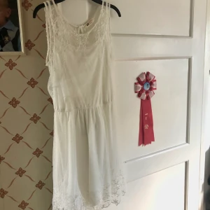 Vit spetsklänning - Storlek 164 men passar xs/s😊 Fint skick. Kan skickas, köparen står för frakten!