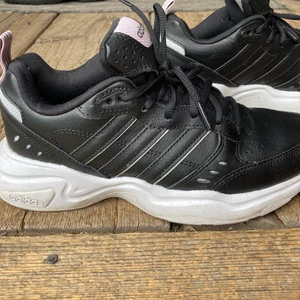 Adidas skor - Adidas skor endast använda ett fåtal gånger. Säljes pga för liten storlek för mig.