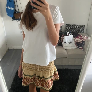 Kjol med tryck - Denna populära kjolen är ifrån Zara. Köpte den precis så har knappt använt den. Den är i st S men passar även XS eftersom att man kan spänna den om man vill.💞