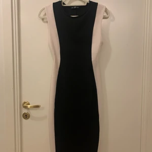 Klänning Zara M - Svart vit Klänning från Zara storlek M