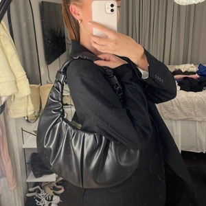 Väska - Svart väska från Nelly. Väldigt rymlig 💖