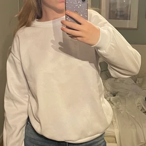 Vit sweatshirt - Storleken är M och plagget är från shein. Jag har aldrig använt den så den är helt i nyskick, skriv gärna för fler bilder om det skulle behövas :) 