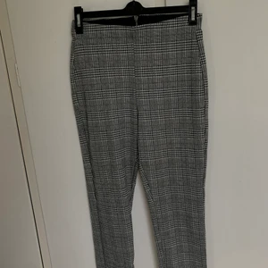 Kostymbyxor i rutigt mönster  - Jätte sköna kostymbyxor i stretchigt material🖤  Köparen står för frakt och inga returer💓