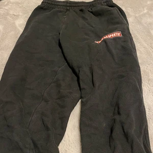 Svarta mjukis byxor  - Ett par svarta mjukis byxor 