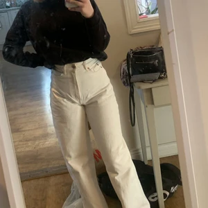 Strl 36 - Säljer dessa jätte fina jeans ifrån H&M. Dom har inte kommit till så mycket användning. 💘 orginal pris - 200kr. Nuvarande pris 100kr +frakt💘