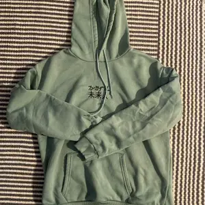 Säljer denna hoodie för att den inte längre är min stil hoppas att någon annan får användning för den 😁