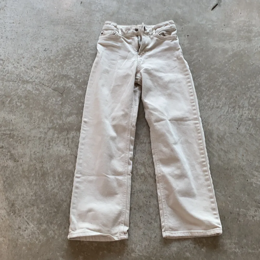 Vit/beigea jeans från Lindex! Dem är i bra skick! Dem är i stl 134! Köparen står för frakten!😜. Jeans & Byxor.