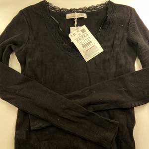En såå fin långärmad tröja från Pull and Bear som aldrig är andvänd! Den går inte längre att köpa och sälja eftersom att jag har en likadan!💕 Skriv för fler bilder!💕