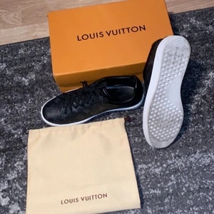 Louis Vuitton Luxembourg - Säljer dessa svarta lv skorna, ny pris för 8700. Box och dustbag medföljer. Storlek 42 men passar mig även perfekt som har 43. Sulan är lite fuckad men de syns inte när man har på sig dom, inte 100% om dom är äkta då kvitto inte finns. 