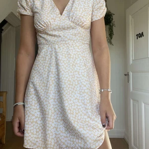 Klänning - Jättesöt klänning från Chiquelle. Klänningen är vit och gul i ett småblommigt mönster. Så fin till sommaren💫🌸