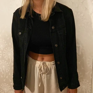 Jeansjacka  - Säljer denna jeansjackan i färgen wasched black då jag inte använder den längre. köpt på zalando, storleken är  xs men skulle säga är lite stor i storleken.  nypris: 350 säljer för: 200kr köparen står för frakten. skriv privat för fler bilder 
