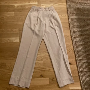 Kostym byxor från na-kd  - Säljer dessa kostymbyxor från nakd då dom är försmå för mig. Aldrig använda och i storlek 32. Nypris: 500kr säljer för: 250kr köparen står för frakten.