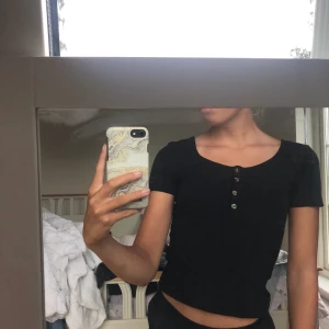 Svart T-shirt  - Ribbad tight tshirt storlek XS