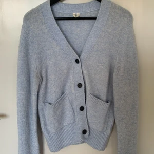 Blå Kofta från Arket. Strl XS - Blå stickad Kofta från Arket. Lång arm. Alpacka Ull. Stretchig. Utmärkt skick