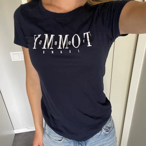 Tommy Hilfiger t shirt - Tommy Hilfiger t shirt i storlek S. Fint skick. Marin blå med vitt tryck.