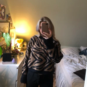 Stickad tröja🐯 - Super mysig och snygg stickad tröja i tigermönster från h&m🐯 begagnat skick men knappt nopprig😊