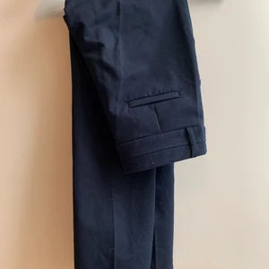 Blåa kostymbyxor - Mörkblåa kostymbyxor köpta second hand, passar en XS/S