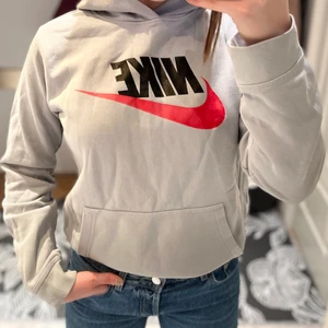 Nike Hoodie  - Säljer denna Nike hoodie i färgen grå, insidan består utav mjukt material. Använd ett fåtal ggr, dvs runt 7, och är i mycket bra skick. Storlek XL, men känns som S. Köpt för 500. Kontakta privat för yttligare information samt bilder💞💞