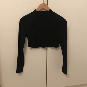 Svart croppad polotröja - Svart croppad polotröja från BikBok. Väldigt skönt material och i fint skick. 🥰