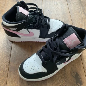 AIR JORDAN 1 MID ARCTIC PINK - Hej! Jag säljer ett par Jordans i storlek 38.5, passar 38-39. Använda fåtal gånger och väldigt sparsamt använda. Har en liten crease som ni kan se på bilderna, därav priset. Köpta och äkthetsverifierade på Restocks. Självklart skickade i originalförpackning. 