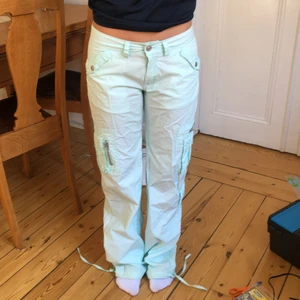 Cargopants - Såå coola cargopants i en ljus turkos färg❤️🤩 perfekta till våren och sommaren! Midjemått: 77cm               Innerbenslängd: 84cm