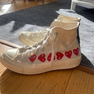 Comme Des Garçons converse - Säljer dessa CDG play X Converse skor som är i väldigt gott skick😇 Kommer inte till användning så jag har liknande skor! Nypris ca 2000 kr