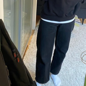 Svarta jeans  - Svarta jeans. Använda några gånger men fortfarande i ett väldigt bra skick. storlek 24, motsvarar typ xs. Pris går att diskutera! Hör gärna av er! 😁