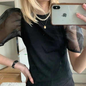 BLUS - Tröja med mesh armar. Från Gina TRICOT storlek S