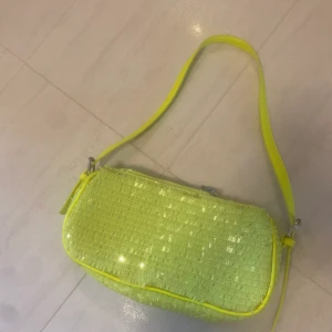 Axelväska  - En fin partyväska i neon som är köpt från Nelly💚