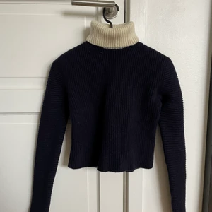 Acne tröja  - Marinblå stickad tröja från acne studios med vit polokrage. Lite kortare i modellen, speciellt fin till lågmidjade byxor💙