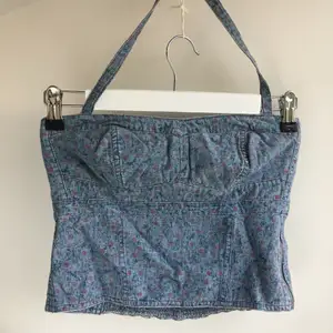 Kort korsett i jeans med elastisk del på baksidan, blommig mönster. Neckholder band. 