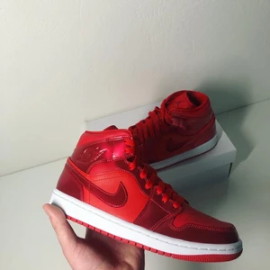 Jordan 1 Mid - Pomegranate  - Jordan 1 Mid - Pomegranate ⚡️ // Helt nya med originalbox, ds // Storlekar: 36.5, 37.5, 38, 38.5 // Pris: 1399 kr // Skickas spårbart via PostNord på köparens bekostnad // Kvitto och kundomdömen kan skickas vid intresse 