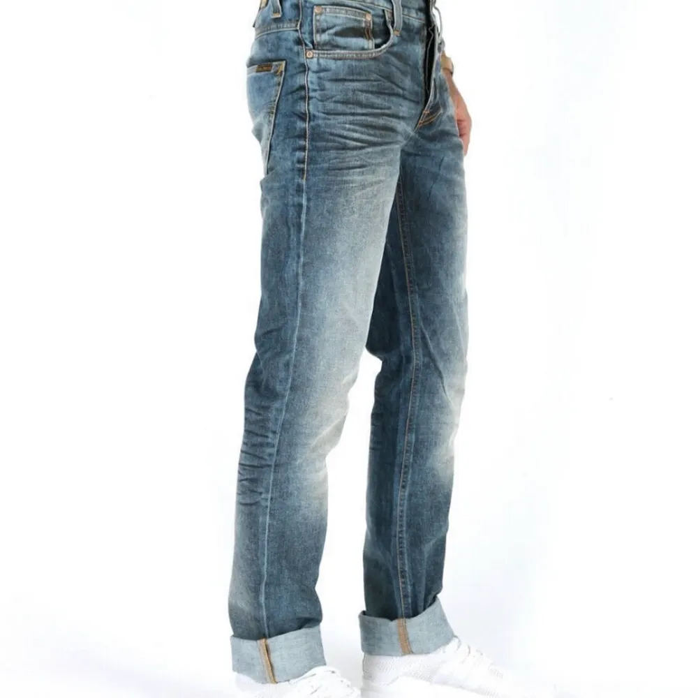 Helt ny Nudie jeans Grim Tim Used black coated   Modell: Grim Tim Tvätt/Färg: Used black coated Made in Italy  Stl: W31-L36  Midja mått 41 cm x2 Längd: 116 cm  100 % bumoll. Jeans & Byxor.