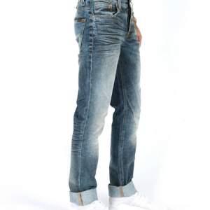 Helt ny Nudie jeans Grim Tim Used black coated   Modell: Grim Tim Tvätt/Färg: Used black coated Made in Italy  Stl: W31-L36  Midja mått 41 cm x2 Längd: 116 cm  100 % bumoll