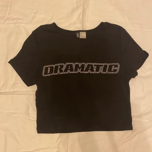 Cropad T-shirt med text - Oanvänt och i bra skick 