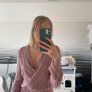 Playsuit - Säljer den här fina oanvända playsuit från New trend. Tunn men inte genomskinlig och håller sig på plats.