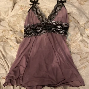 negligé⭐️ - superfint negligé älskar denna verkligen men den är lite liten över brösten så måste sälja😢😢💕 den är lila sheer med rosetter på banden⭐️💫 står ingen storlek men skulle gissa på xs/s