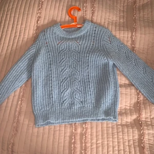 Ljusblå stickad tröja från PIRCES - ljusblå stickad tröja men mönster. Den sitter bra på mig som oftas är en s dock tycker jag inte att färgen är för mig och därför säljer jag den. Den är helt ny och har endast provats på någon gång. Köpte den för ca 400 kr.